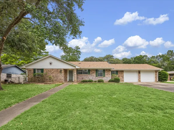 208 Briarwood Dr, Bellville, TX 77418
