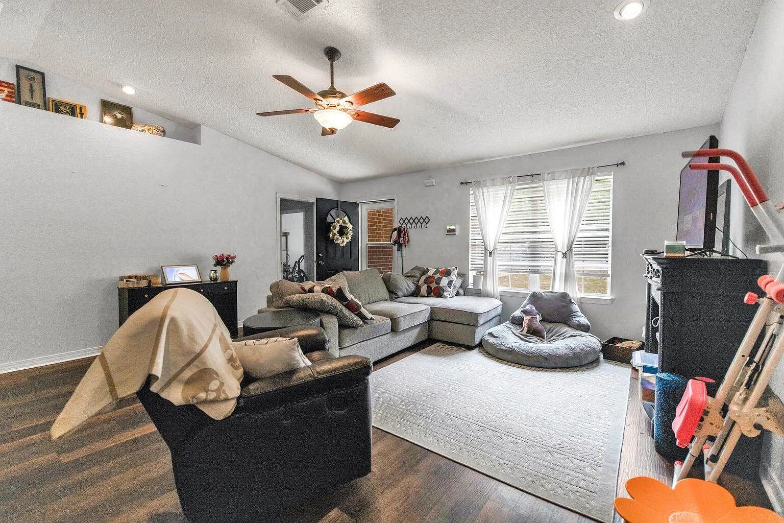 3 bed, $1,900 — Photo 3