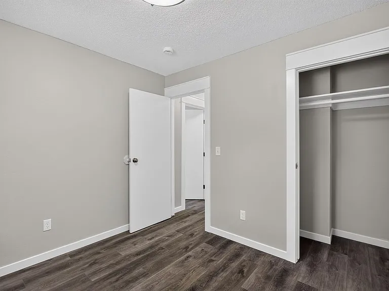 2bed 1 bath Unit in quiet Clive location — Photo 29