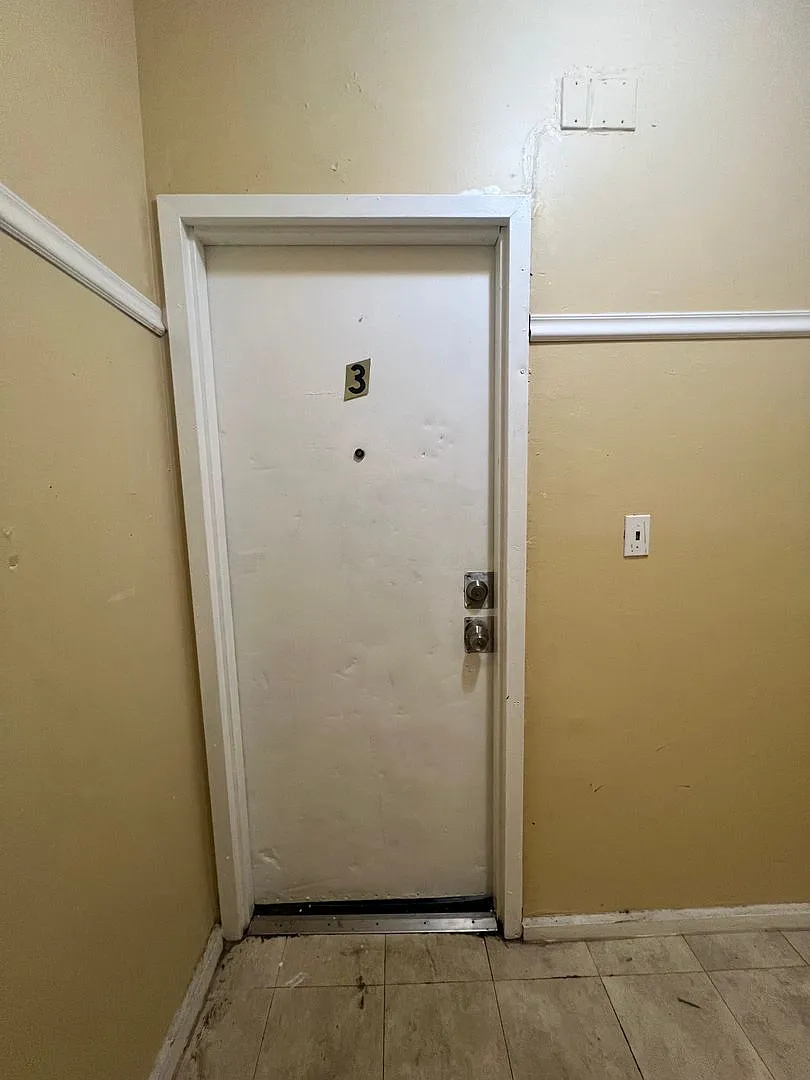 486 W State St — Photo 2