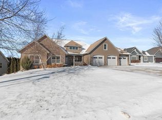 102 Benjamin Ct, Beaver Dam, WI 53916