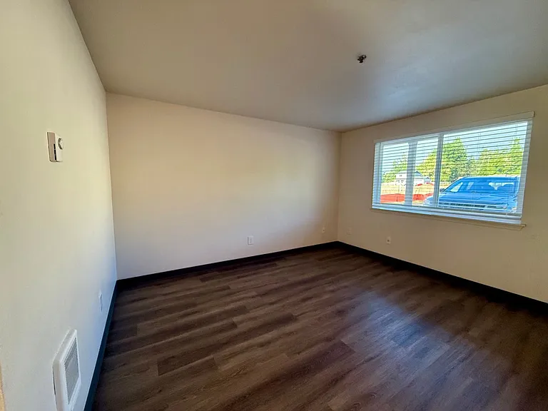 Westwood Park Apartments — Photo 8