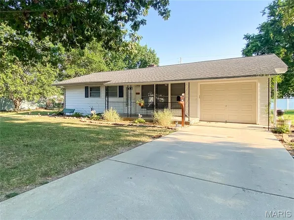 808 Smith Ln, Hillsboro, IL 62049