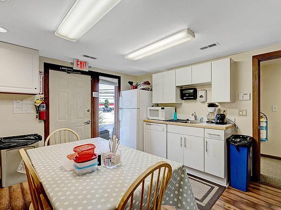 3rd image of 3382 Paris Blvd