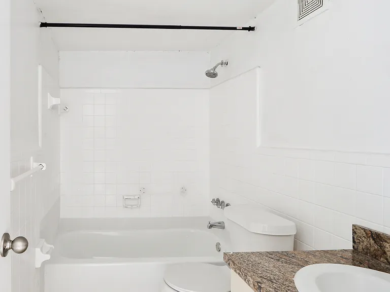 405 W 11th St #5 — Photo 6