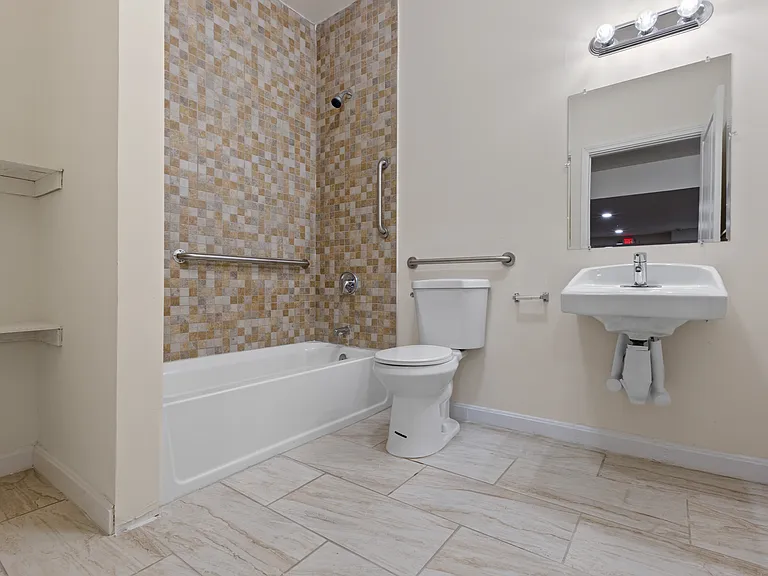 212 N Clinton Ave — Photo 18