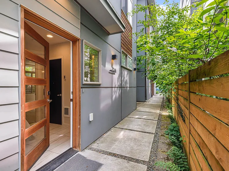 724A Martin Luther King Jr Way — Photo 2