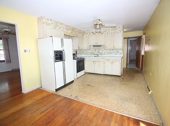 5th image of 5023 W 81st St