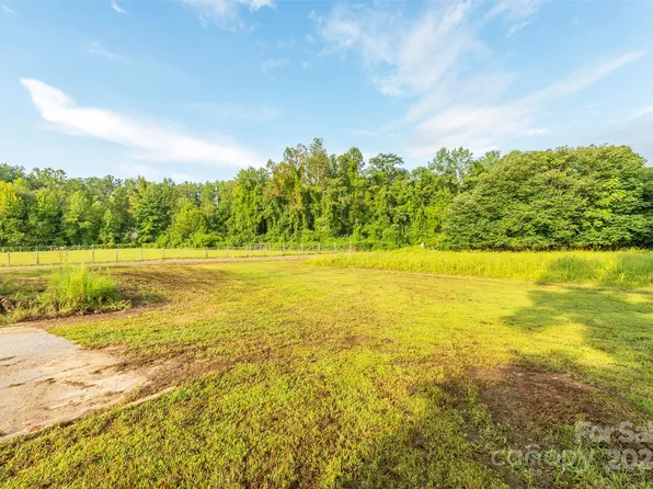 99999 Dale St, Hendersonville, NC 28739