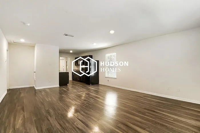 5908 Oakdale Dr — Photo 4