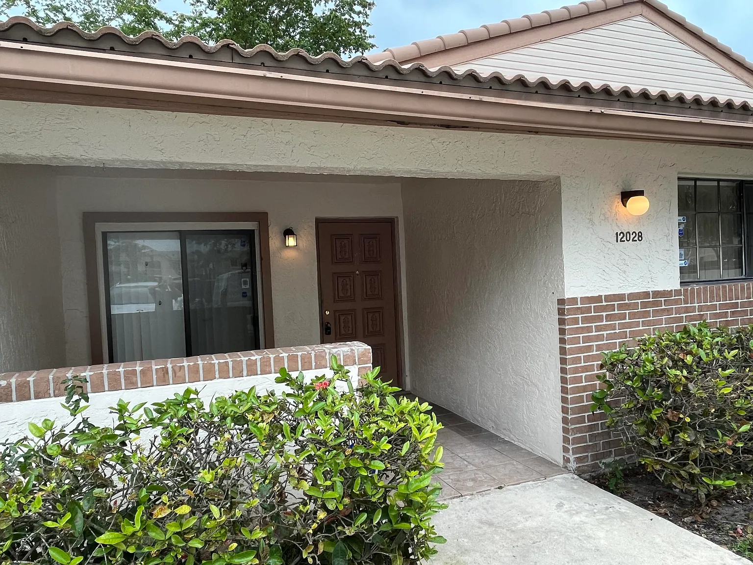 3 bed, 2.0 bath, 1212 sqft, $2,600 — Photo 2