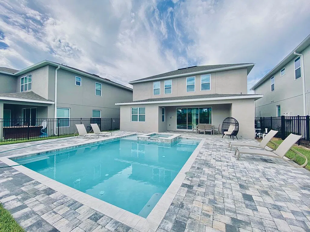 5 bed, 5.5 bath, 2945 sqft, $3,500 — Photo 2