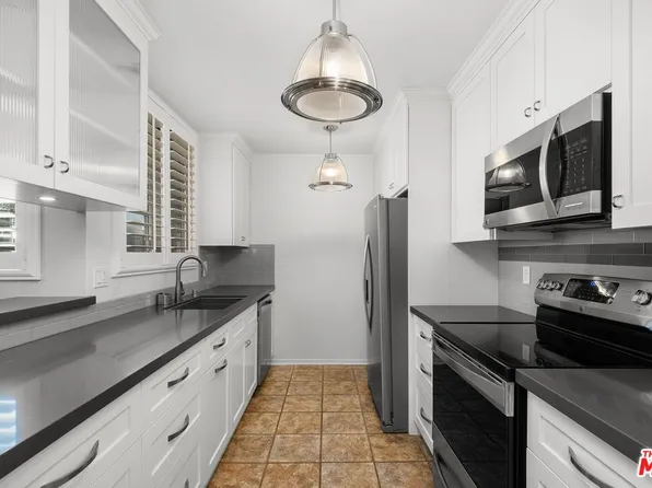 725 S Barrington Ave APT 202, Los Angeles, CA 90049