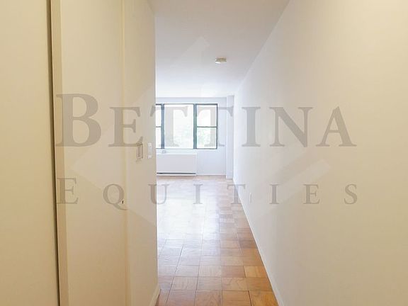 5th image of 320 E 9th St APT 301