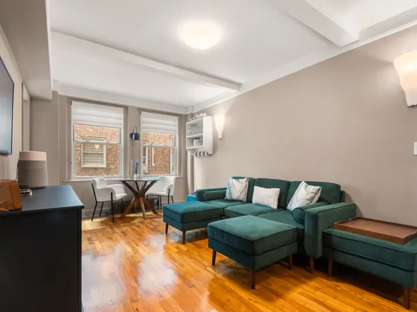 333 East 43rd Street image 4 of 13