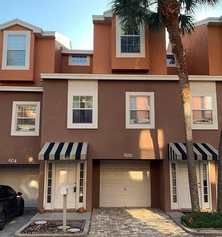 3 bed, 2.5 bath, 1200 sqft, $2,100 — Photo 1