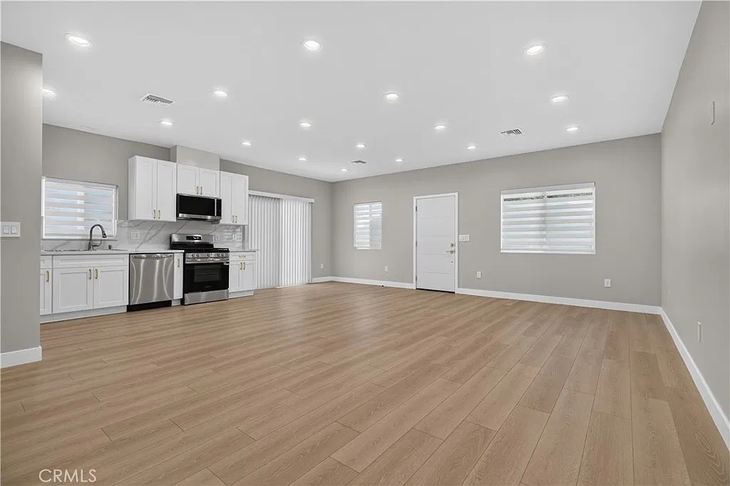 2 bed, 1067 sqft, $3,999 — Photo 1