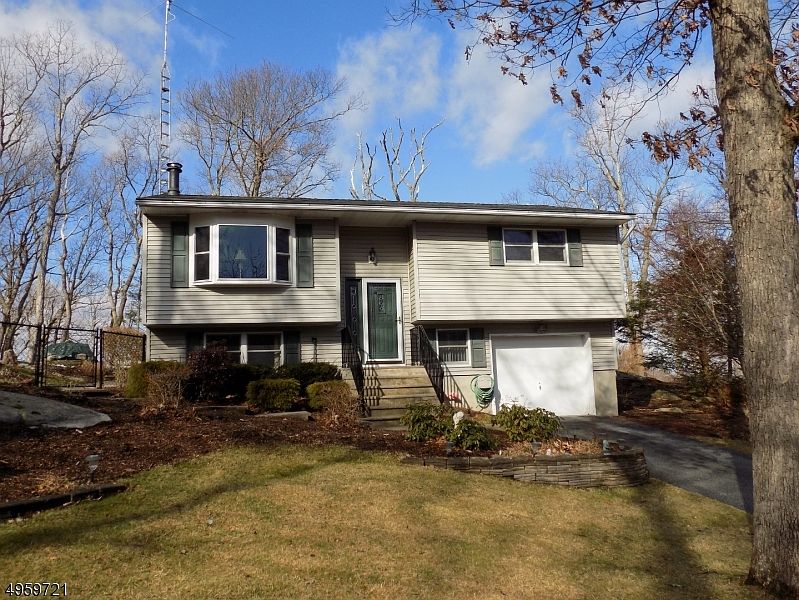 1st image of 29 Lisa Dr