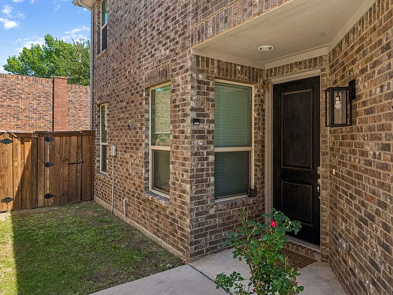 201 Tortugas Dr — Photo 3