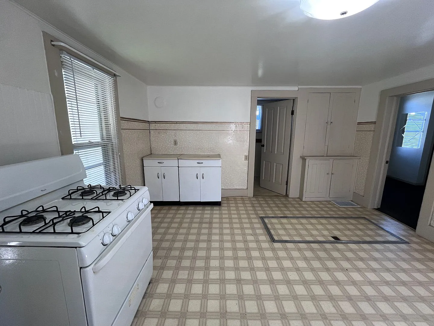 419 1/2 N First — Photo 3