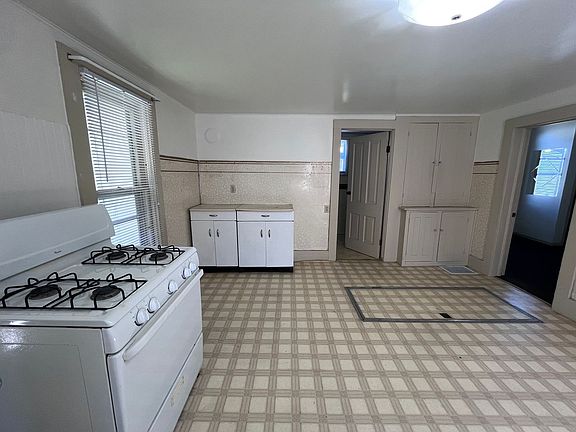 3rd image of 419 1/2 N 1st St