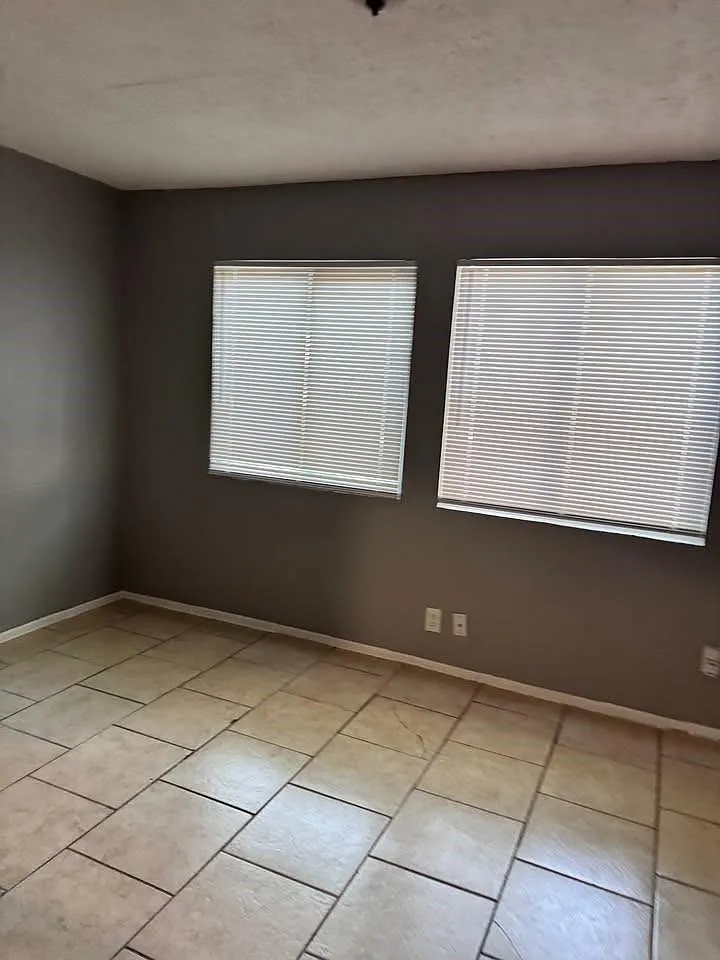 3 bed, 2.0 bath, 987 sqft, $1,425 — Photo 2
