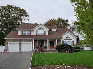 7 Quantuck Ct, Commack, NY 11725