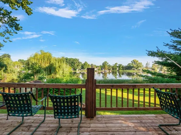 9080 River Valley Rd, Brighton, MI 48116