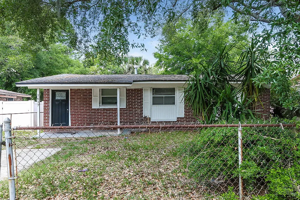 3 bed, 2.0 bath, 1107 sqft, $1,295 — Photo 1