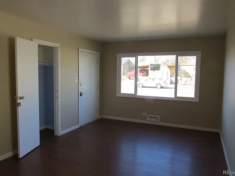 1260 S Quieto Way — Photo 2