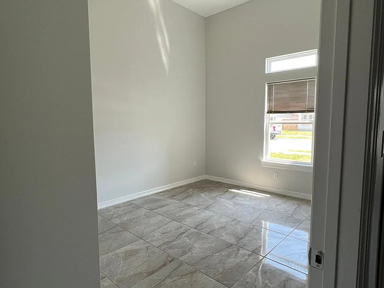 4821 Westgate Cir S — Photo 10