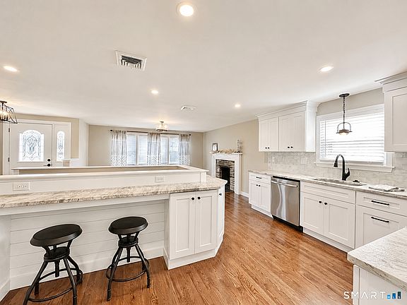 4th image of 749 Maple Street