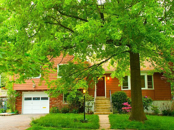 2nd image of 611 Cortlandt Ave