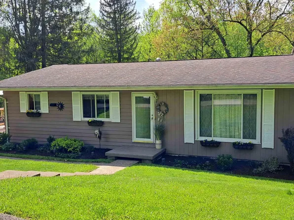6 Cacapon Cir, Fairmont, WV 26554