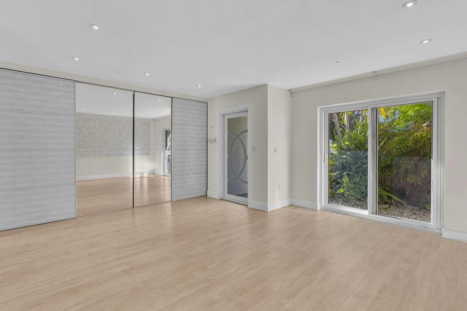 3 bed, 2.5 bath, 1640 sqft, $5,700 — Photo 3