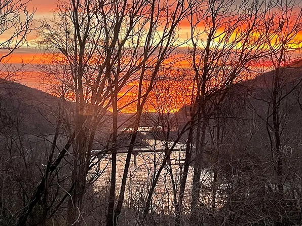 377 Pointfield Dr, Harpers Ferry, WV 25425