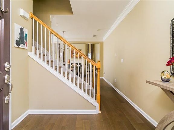 3rd image of 421 Mountain View Ln