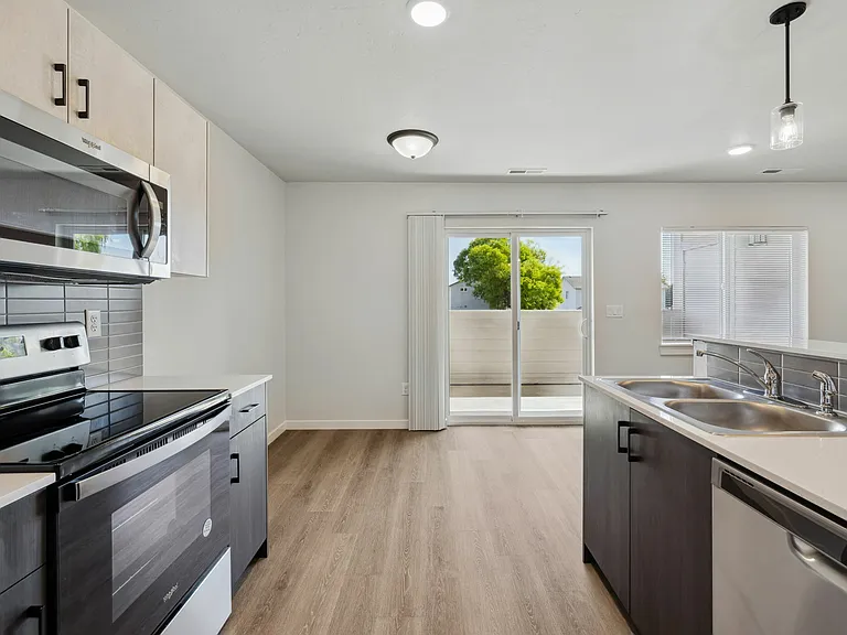 Kitchen & Dining