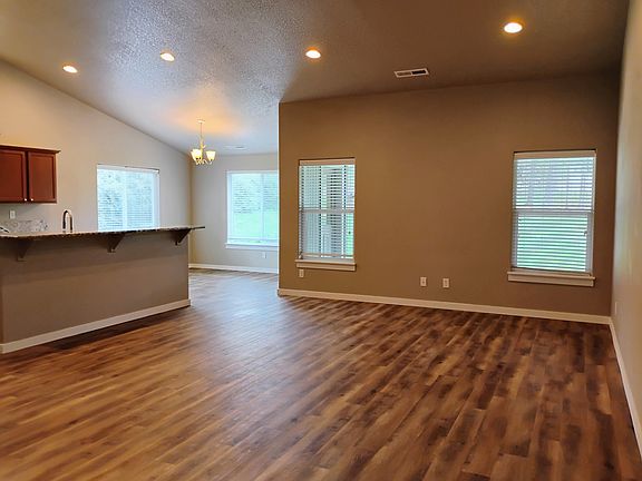 5th image of 3205 W Hills Rd