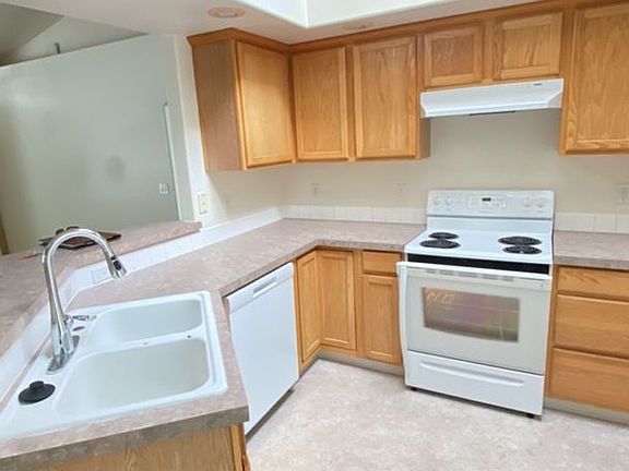 4th image of 16702 Sadie Ave