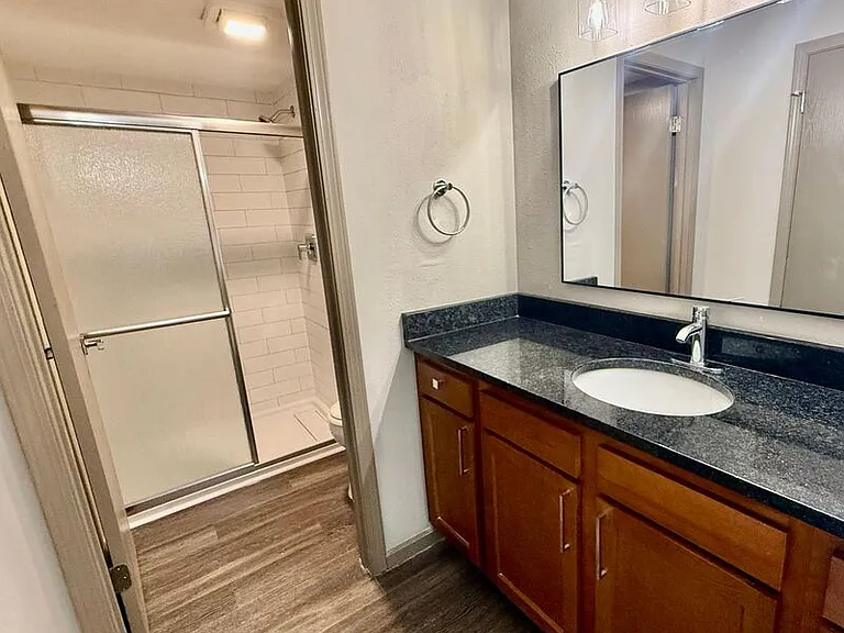 1070 University Dr #6 — Photo 8