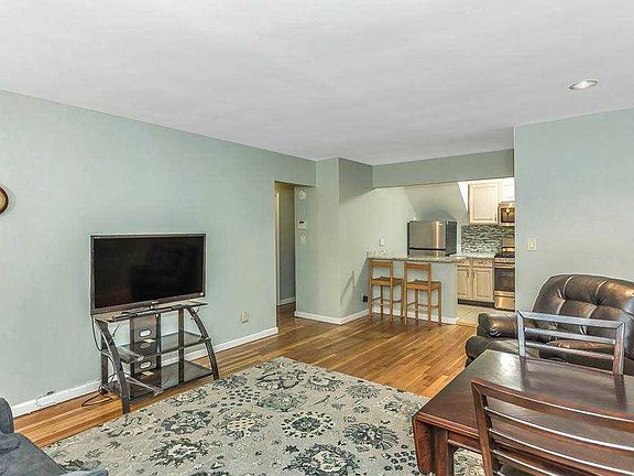 5th image of 82-43 268th St