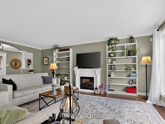 4th image of 395 Jamieson St