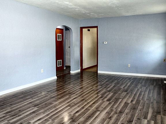 3rd image of 1408 W Delaware St