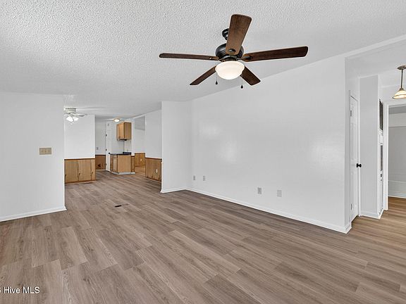 4th image of 121 Woodcroft Lane