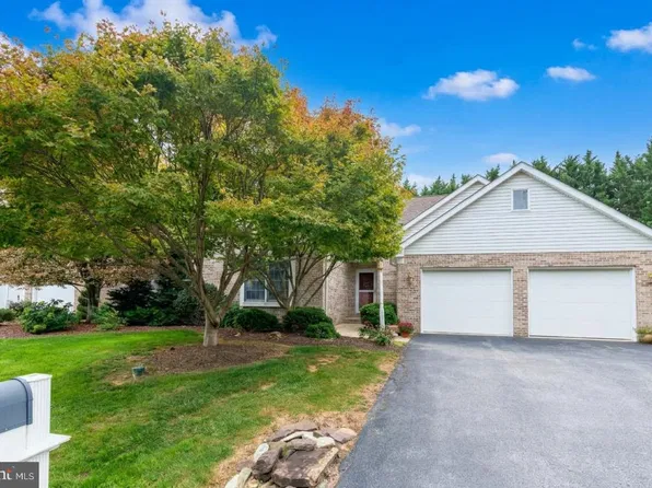 18705 Dover Dr, Hagerstown, MD 21742
