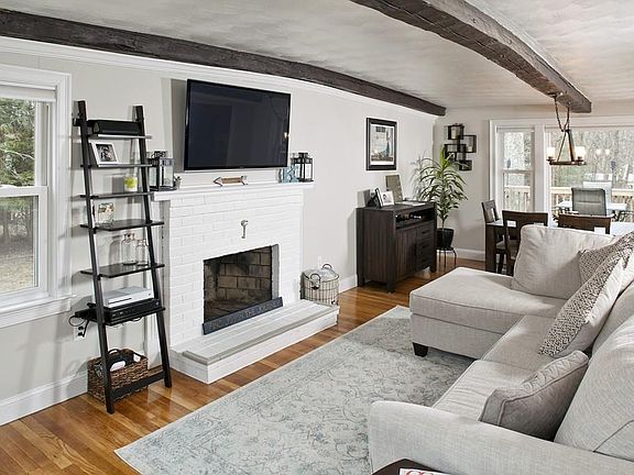 4th image of 107 Winter St