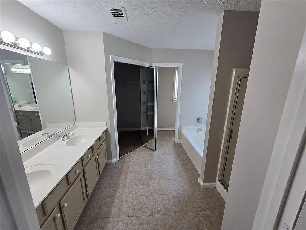 4 bed, 2.5 bath, 2611 sqft, $2,100 — Photo 4