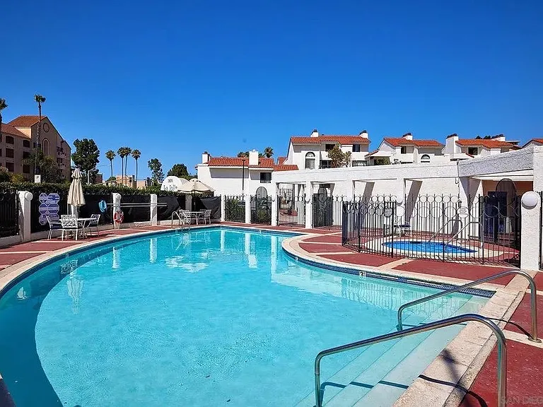 La Jolla Garden Villas pool and hot tub