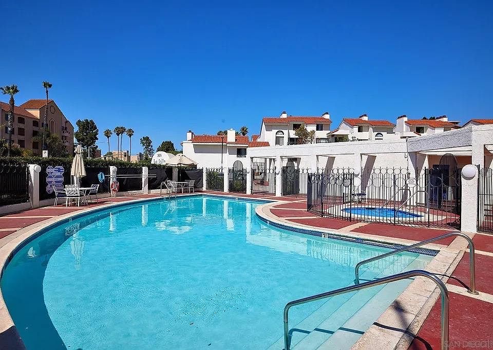 La Jolla Garden Villas pool and hot tub